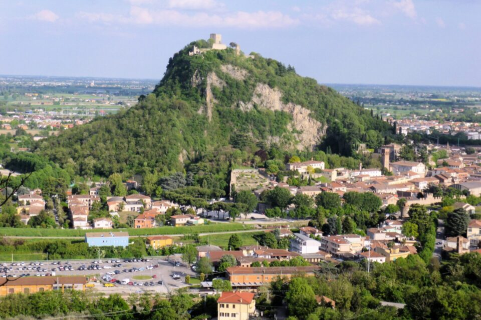 La Rocca di Monselice è sorta dal fondo del mare come un obelisco di lava rovente